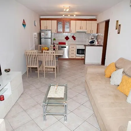 Ella Apartment Split